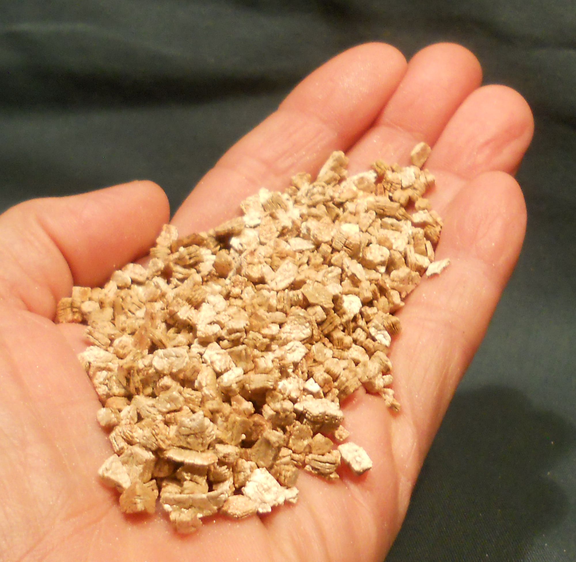coarse vermiculite handheld
